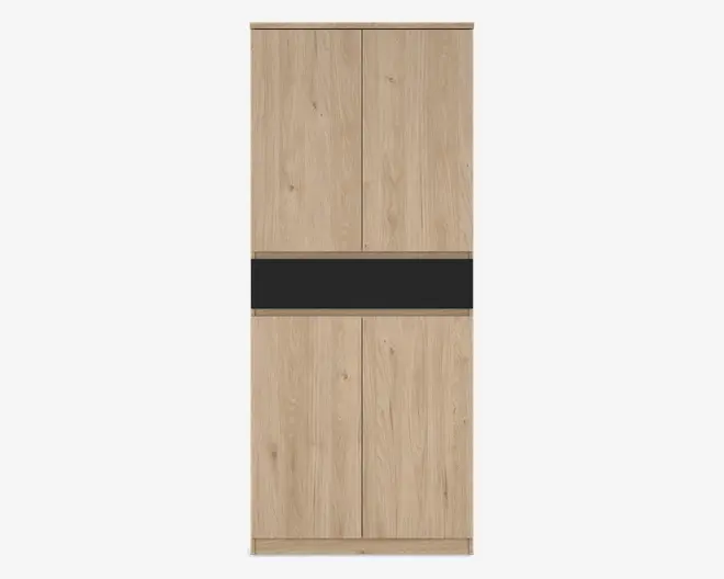 Høj opbevaringsenhed med en naturlig lys træfinish, der har fire låger med diskret træstruktur. Enheden er delt vandret af et sort panel i midten, hvilket giver et moderne udtryk. Lågerne har et fladt, grebsfrit design for et stilrent og minimalistisk look.