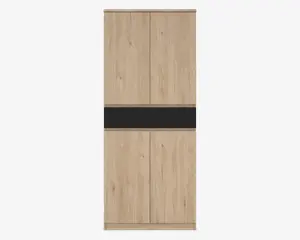 Høj opbevaringsenhed med en naturlig lys træfinish, der har fire låger med diskret træstruktur. Enheden er delt vandret af et sort panel i midten, hvilket giver et moderne udtryk. Lågerne har et fladt, grebsfrit design for et stilrent og minimalistisk look.