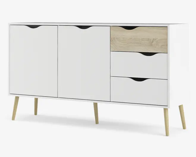 Et moderne skænk med et minimalistisk design, hvid mat finish og detaljer i naturtræ. Den har to store skabslåger til venstre og tre skuffer til højre, hvor den øverste skuffe er i lyst træ og de to andre er hvide. Skuffer og låger har integrerede sorte udskårne greb. Skænken står på fire skrå, lyse træben, hvilket giver et retro-inspireret udtryk.