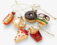 Et sæt med seks glasornamenter formet som populære fastfood-retter, herunder en hotdog, en pretzel, en chokoladedonut med krymmel, en hamburger med lag af bolle, salat og bøf, et stykke pepperonipizza og en rød karton med pommes frites. Hvert ornament har levende farver, metalliske detaljer og en gylden snor til ophæng, fastgjort til en sølvfarvet top.