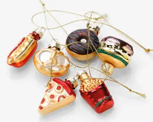 Et sæt med seks glasornamenter formet som populære fastfood-retter, herunder en hotdog, en pretzel, en chokoladedonut med krymmel, en hamburger med lag af bolle, salat og bøf, et stykke pepperonipizza og en rød karton med pommes frites. Hvert ornament har levende farver, metalliske detaljer og en gylden snor til ophæng, fastgjort til en sølvfarvet top.