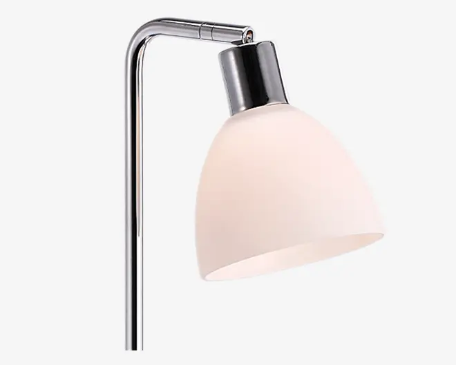 En moderne lampe med en slank, buet kromstang og en mat hvid glasskærm. Lampen har et minimalistisk design med en glat, metallisk finish på stangen og en let udvidet skærm, der blødt spreder lyset. Skærmen er fastgjort til stangen med en blank kromfatning.