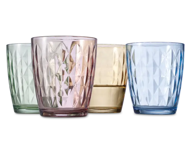 Sæt med fire drikkeglas, hver med et facetslebet diamantmønster på overfladen. Glassene er lavet af farvet glas i pastelfarver: lysegrøn, lyserød, gul og blå. Hvert glas har en let konisk form, bredere foroven og smallere forneden, med en tyk og solid bund.