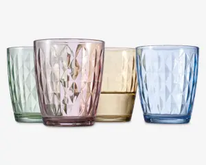 Sæt med fire drikkeglas, hver med et facetslebet diamantmønster på overfladen. Glassene er lavet af farvet glas i pastelfarver: lysegrøn, lyserød, gul og blå. Hvert glas har en let konisk form, bredere foroven og smallere forneden, med en tyk og solid bund.