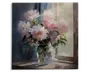 En klar glasvase fyldt med store, fyldige pæoner i nuancer af hvid og lyserød, med et strejf af gul i midten. Vasens blomster er arrangeret med frodige grønne blade og står på en vindueskarm. Blødt naturligt lys fra vinduet fremhæver de sarte kronblade og skaber en rolig og blid stemning. Et enkelt blomsterblad er faldet ned på vindueskarmen.