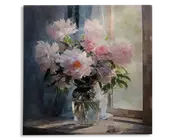 En klar glasvase fyldt med store, fyldige pæoner i nuancer af hvid og lyserød, med et strejf af gul i midten. Vasens blomster er arrangeret med frodige grønne blade og står på en vindueskarm. Blødt naturligt lys fra vinduet fremhæver de sarte kronblade og skaber en rolig og blid stemning. Et enkelt blomsterblad er faldet ned på vindueskarmen.