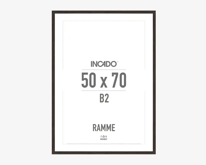 Rektangulær ramme med en tynd, mørk kant og glat overflade, designet til billeder eller plakater i størrelsen 50 x 70 cm. Rammen har et moderne, minimalistisk udtryk med rene linjer og en glas- eller akrylfront, der beskytter indholdet.