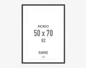 Rektangulær ramme med en tynd, mørk kant og glat overflade, designet til billeder eller plakater i størrelsen 50 x 70 cm. Rammen har et moderne, minimalistisk udtryk med rene linjer og en glas- eller akrylfront, der beskytter indholdet.