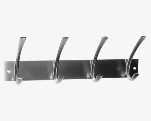 Væghængt holder lavet af børstet metal med fire jævnt fordelte, buede kroge. Hver krog har et dobbelt pronged design til ophængning af flere genstande. Holderen er fastgjort med synlige skruer i hver ende, og overfladen er glat og moderne.