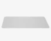 Et rektangulært hvidt bakke med let afrundede hjørner og en glat, flad overflade. Kanterne er let hævede, og det ene sæt modstående hjørner er mere afrundede end de andre, hvilket giver et moderne og minimalistisk udtryk.