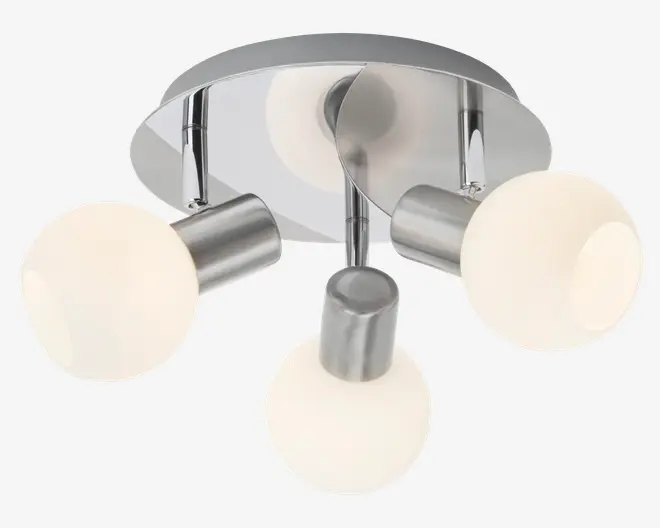 Loftmonteret lampe med en poleret krombase og tre justerbare arme, der hver især afsluttes med en mat glasglobus. Globuserne er jævnt fordelt og giver et blødt, diffust lys. Lampen har et moderne, minimalistisk design med rene linjer og en reflekterende overflade.