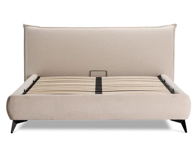 En moderne sengegavl med en høj, polstret hovedgavl i lysebeige stof. Rammen har rene, lige linjer og en blød, tekstureret overflade. Bunden består af jævnt fordelte lameller i træ til støtte af madrassen, og benene er skrå og mørke, hvilket giver et solidt fundament. Designet er minimalistisk og moderne, velegnet til forskellige soveværelsesstile.