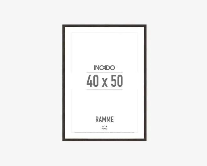 Rektangulær billedramme med en tynd, sort kant og synlig størrelsesangivelse på 40 x 50 cm. Rammen har et enkelt, moderne design med en glat overflade, velegnet til mellemstore fotos eller kunstværker.