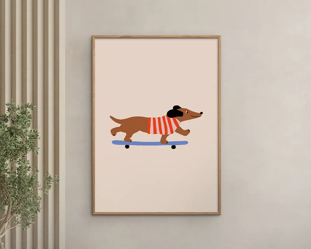 Minimalistisk illustration af en brun gravhund iført en rød- og hvidstribet sweater og sort beret, der kører på et blåt skateboard. Baggrunden er ensfarvet lysebeige, og kunstværket er indrammet i en enkel træramme.