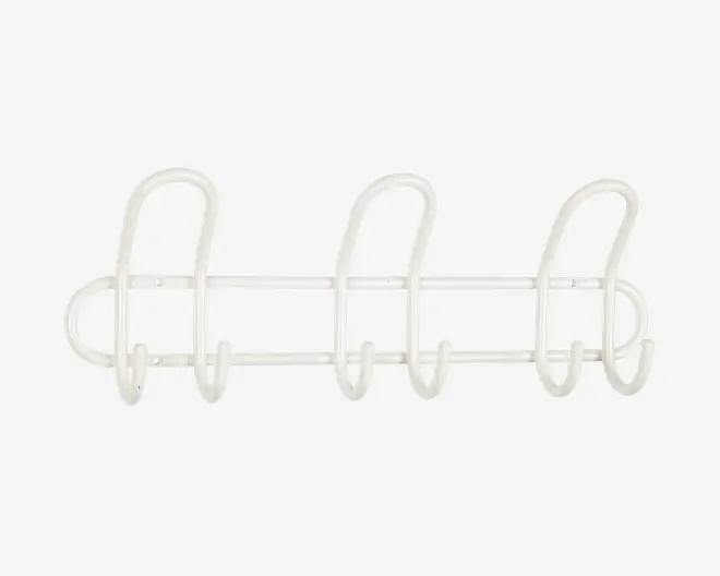 Et vægmonteret stativ lavet af metal med hvid finish, der har tre store, buede kroge jævnt fordelt langs en vandret stang. Krogene er designet til at holde genstande sikkert og har et moderne, minimalistisk udseende. Stativet har afrundede ender og en glat overflade, velegnet til organisering eller ophængning af forskellige ting.