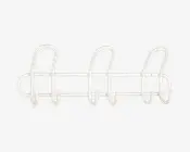 Et vægmonteret stativ lavet af metal med hvid finish, der har tre store, buede kroge jævnt fordelt langs en vandret stang. Krogene er designet til at holde genstande sikkert og har et moderne, minimalistisk udseende. Stativet har afrundede ender og en glat overflade, velegnet til organisering eller ophængning af forskellige ting.