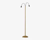 Høj, slank stander med en rund, flad fod i messingfinish. Toppen har to buede arme, hver med en dekorativ krog til ophængning af genstande. Designet er minimalistisk og elegant med en metallisk glans og glat overflade.