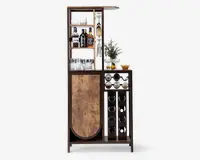 Højt, fritstående barskab med moderne design, der kombinerer mørkt træ og metaldetaljer. Skabet har åbne hylder til glas og flasker, et lukket rum med træfinish-låge, en vinreol med plads til otte flasker samt en bordplade til tilberedning af drinks. Dekorative genstande og barudstyr er placeret på den øverste flade, hvilket fremhæver skabets alsidige opbevarings- og udstillingsmuligheder.