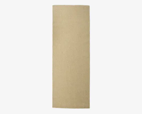 Rektangulært måtte med en ensfarvet, beige overflade. Overfladen har en let vævet struktur, som giver et naturligt og enkelt udtryk. Kanterne er lige og pænt afsluttede, og måtten er tynd og flad, velegnet til brug i gange eller entréer.