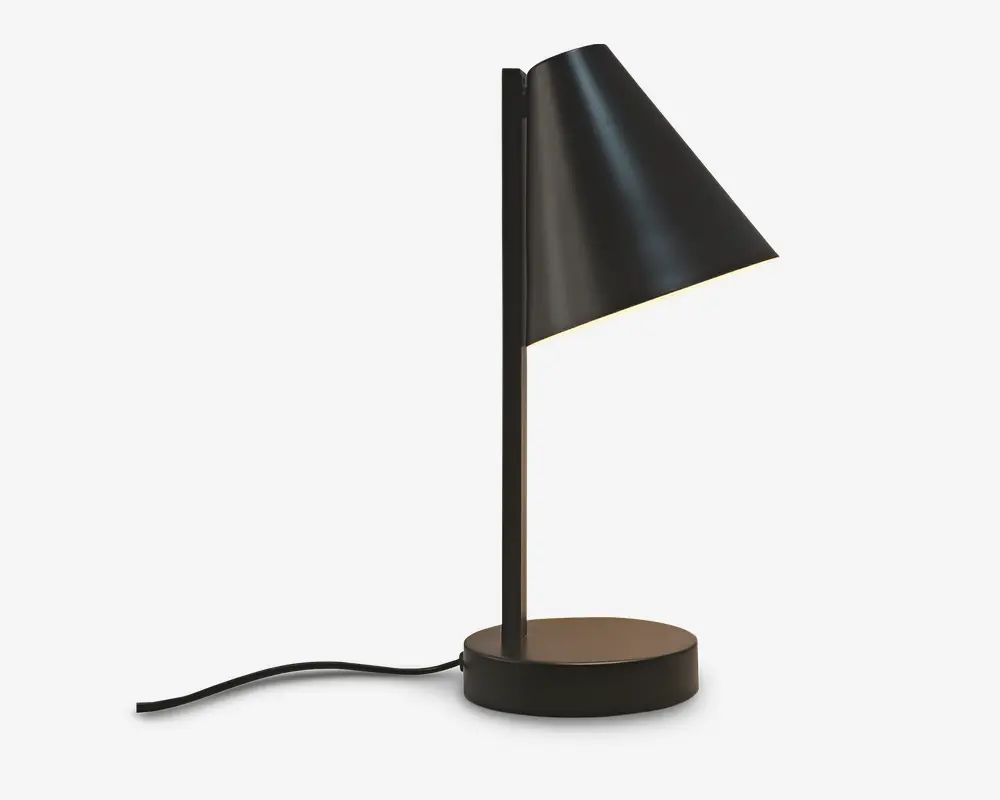 En moderne bordlampe med mat sort finish, der har en konisk lampeskærm, som leder lyset nedad. Lampen har en cylindrisk fod og en lige, lodret stang, hvilket giver et minimalistisk og nutidigt udtryk. Strømledningen går ud fra lampens fod, og det samlede design er stilrent og funktionelt, velegnet til skriveborde eller sengeborde.