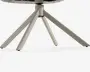 Solid metalbase med fem skråtstillede ben, der er færdiggjort i en lys beige farve. Benene er jævnt fordelt og giver stabil støtte, med et moderne og minimalistisk design. Det centrale samlingspunkt er cylindrisk og forbinder alle ben sikkert.