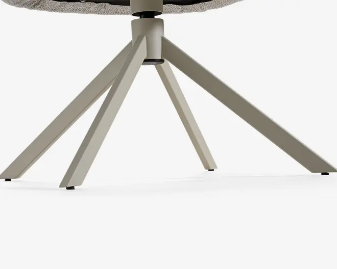 Solid metalbase med fem skråtstillede ben, der er færdiggjort i en lys beige farve. Benene er jævnt fordelt og giver stabil støtte, med et moderne og minimalistisk design. Det centrale samlingspunkt er cylindrisk og forbinder alle ben sikkert.