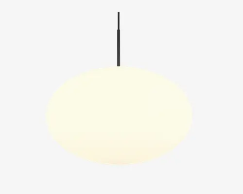 En kugleformet pendellampe med en glat, mat hvid glasskærm. Skærmen er jævnt oplyst og giver et blødt, diffust lys. Lampen hænger i en slank, sort stang, hvilket giver et minimalistisk og moderne udtryk. Lampen er beregnet til loftmontering og passer godt til moderne indretning.