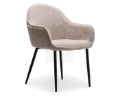 En moderne lænestol med buet ryglæn og integrerede armlæn, polstret med et tekstureret beige stof. Sædet er polstret for komfort, og stolen står på fire slanke, sorte metalben, der er vinklet udad for stabilitet og et moderne udtryk.