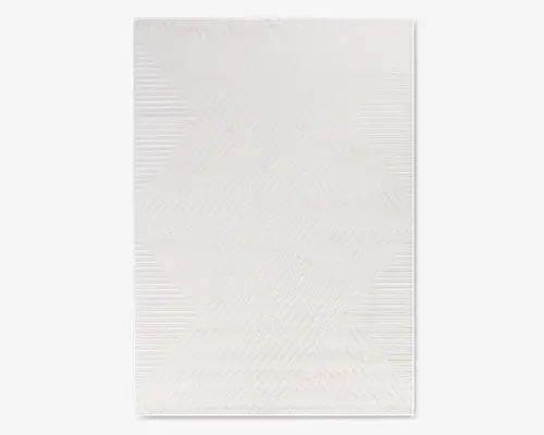 Rektangulært tæppe med et diskret, tone-i-tone geometrisk mønster. Designet består af krydsende diagonale linjer, der danner diamantformer over hele overfladen. Farven er en blød offwhite eller lys beige, hvilket giver et minimalistisk og moderne udtryk. Teksturen ser ud til at være fladvævet, hvilket giver en glat og ensartet finish.