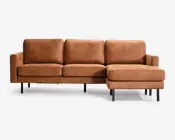 Tanfarvet lædersofa med tre ryghynder, tre sædehynder, slanke sorte metalben og en chaiselong på højre side.