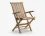 Sammenklappelig stol lavet af naturtræ med lameller i ryg og sæde for ventilation. Har brede, flade armlæn for komfort og en solid, skrå ramme for stabilitet. Stolen har et klassisk, minimalistisk design, der egner sig til både udendørs og indendørs brug.