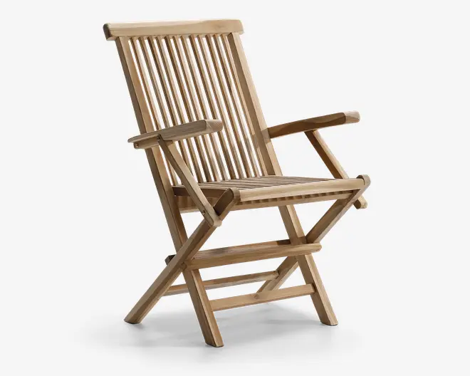 Sammenklappelig stol lavet af naturtræ med lameller i ryg og sæde for ventilation. Har brede, flade armlæn for komfort og en solid, skrå ramme for stabilitet. Stolen har et klassisk, minimalistisk design, der egner sig til både udendørs og indendørs brug.