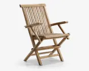 Sammenklappelig stol lavet af naturtræ med lameller i ryg og sæde for ventilation. Har brede, flade armlæn for komfort og en solid, skrå ramme for stabilitet. Stolen har et klassisk, minimalistisk design, der egner sig til både udendørs og indendørs brug.