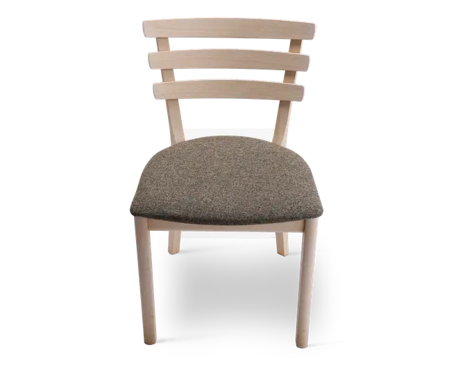 Stol med let træramme og tre vandrette lameller på ryglænet. Sædet er polstret og betrukket med et tekstureret, gråbrunt stof. Benene er lige og let tilspidsede, hvilket giver stolen et moderne og minimalistisk udtryk.