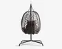 Æggeformet hængestol med solid metalramme og flettet rattan-lignende yderside. Stolen har en blød, polstret pude med knapper for ekstra komfort og står på en fritstående base med fire ben for stabilitet. Designet giver mulighed for blid gyngen og er velegnet til både indendørs og udendørs brug.