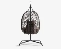 Æggeformet hængestol med solid metalramme og flettet rattan-lignende yderside. Stolen har en blød, polstret pude med knapper for ekstra komfort og står på en fritstående base med fire ben for stabilitet. Designet giver mulighed for blid gyngen og er velegnet til både indendørs og udendørs brug.