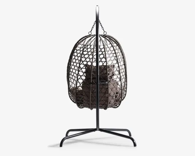 Æggeformet hængestol med solid metalramme og flettet rattan-lignende yderside. Stolen har en blød, polstret pude med knapper for ekstra komfort og står på en fritstående base med fire ben for stabilitet. Designet giver mulighed for blid gyngen og er velegnet til både indendørs og udendørs brug.