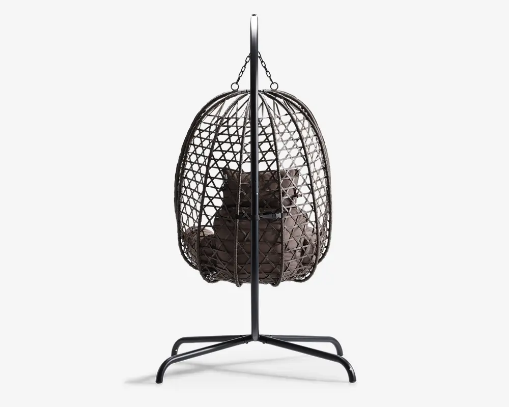 Æggeformet hængestol med solid metalramme og flettet rattan-lignende yderside. Stolen har en blød, polstret pude med knapper for ekstra komfort og står på en fritstående base med fire ben for stabilitet. Designet giver mulighed for blid gyngen og er velegnet til både indendørs og udendørs brug.