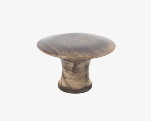 Rund metalgreb med en bred, flad top og en let udvidet fod. Overfladen har en antik messingfinish med en børstet, patineret struktur, der giver et vintage udseende. Kanterne er glatte, og designet er enkelt og klassisk.