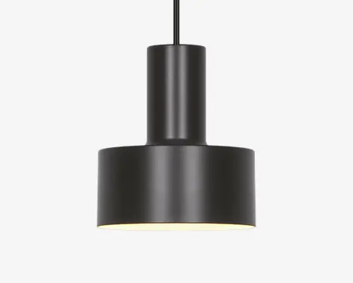 En moderne pendellampe med en mat sort, cylindrisk krop og en bred, flad bundskærm. Designet er minimalistisk med rene linjer og en glat overflade. Lampens inderside er hvid, hvilket hjælper med at reflektere lyset nedad for fokuseret belysning. Lampen hænger fra en lige sort ledning eller stang.