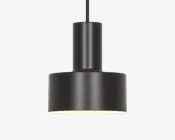 En moderne pendellampe med en mat sort, cylindrisk krop og en bred, flad bundskærm. Designet er minimalistisk med rene linjer og en glat overflade. Lampens inderside er hvid, hvilket hjælper med at reflektere lyset nedad for fokuseret belysning. Lampen hænger fra en lige sort ledning eller stang.