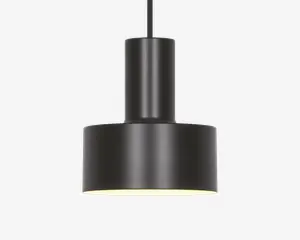 En moderne pendellampe med en mat sort, cylindrisk krop og en bred, flad bundskærm. Designet er minimalistisk med rene linjer og en glat overflade. Lampens inderside er hvid, hvilket hjælper med at reflektere lyset nedad for fokuseret belysning. Lampen hænger fra en lige sort ledning eller stang.