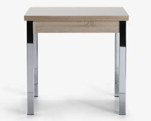 Rektangulært bord med lys træstruktur på bordplade og sarg, der har en glat, moderne finish. Benene er lavet af blankt krommetal, hvilket giver et moderne udtryk. Bordet har rene linjer og et minimalistisk design, der passer til moderne indretning.