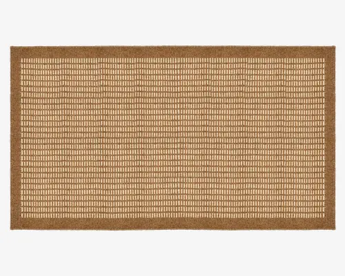 Rektangulær måtte med et tæt vævet mønster af skiftevis lyse og mellembrune fibre. Designet består af små, jævnt fordelte lodrette linjer arrangeret i vandrette rækker, hvilket giver et diskret tekstureret udseende. Måtten har en solid mellembrun kant, der giver et rent og afsluttet look.
