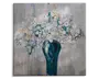 Et maleri med en høj, dyb tealfarvet vase fyldt med en overdådig buket af små hvide blomster. Blomsterne er tæt samlet, med strejf af gule, brune og tealfarvede nuancer blandt kronblade og blade. Baggrunden er en tekstureret blanding af bløde grå og afdæmpede toner, hvilket giver kunstværket et moderne og elegant udtryk.