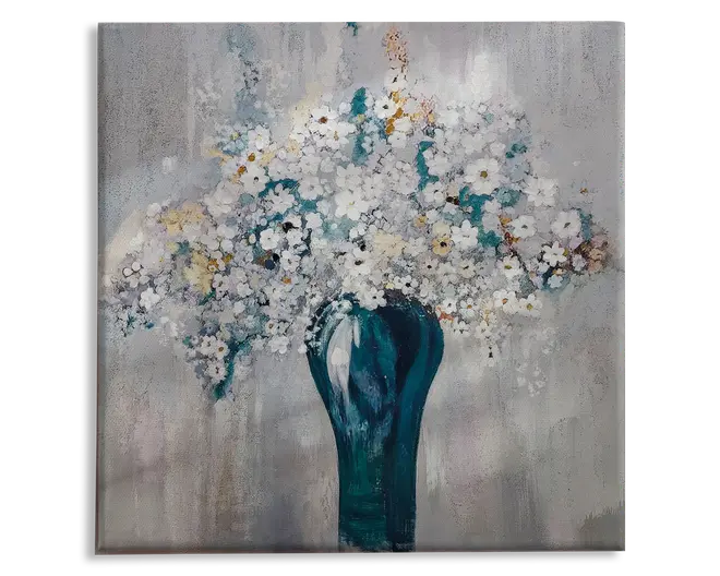Et maleri med en høj, dyb tealfarvet vase fyldt med en overdådig buket af små hvide blomster. Blomsterne er tæt samlet, med strejf af gule, brune og tealfarvede nuancer blandt kronblade og blade. Baggrunden er en tekstureret blanding af bløde grå og afdæmpede toner, hvilket giver kunstværket et moderne og elegant udtryk.