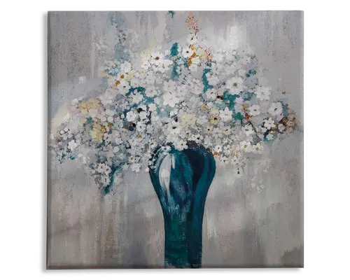 Et maleri med en høj, dyb tealfarvet vase fyldt med en overdådig buket af små hvide blomster. Blomsterne er tæt samlet, med strejf af gule, brune og tealfarvede nuancer blandt kronblade og blade. Baggrunden er en tekstureret blanding af bløde grå og afdæmpede toner, hvilket giver kunstværket et moderne og elegant udtryk.