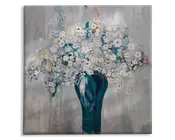 Et maleri med en høj, dyb tealfarvet vase fyldt med en overdådig buket af små hvide blomster. Blomsterne er tæt samlet, med strejf af gule, brune og tealfarvede nuancer blandt kronblade og blade. Baggrunden er en tekstureret blanding af bløde grå og afdæmpede toner, hvilket giver kunstværket et moderne og elegant udtryk.