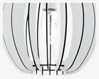 Nærbillede af en moderne lampe med buede, hvide lameller arrangeret i et cirkulært mønster omkring en central pære. Lamellerne har sorte kanter, hvilket giver en markant kontrast og et moderne, geometrisk udtryk. Pæren er synlig gennem mellemrummene mellem lamellerne, hvilket fremhæver det åbne og luftige design.