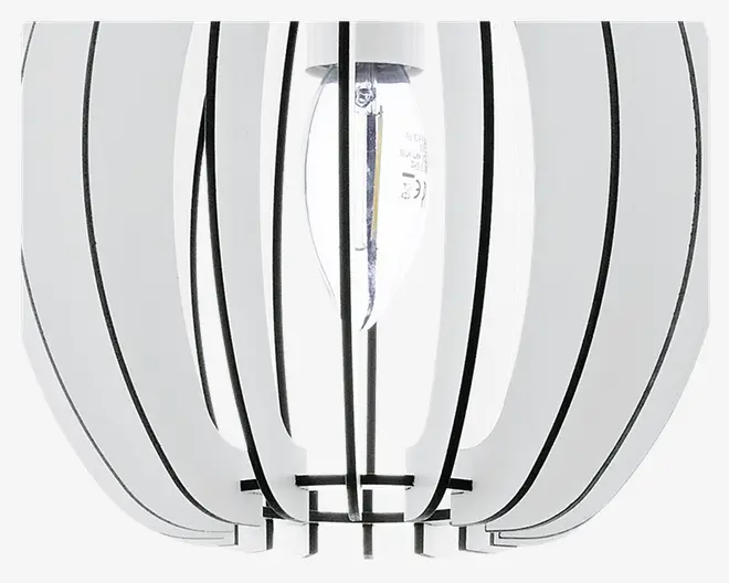 Nærbillede af en moderne lampe med buede, hvide lameller arrangeret i et cirkulært mønster omkring en central pære. Lamellerne har sorte kanter, hvilket giver en markant kontrast og et moderne, geometrisk udtryk. Pæren er synlig gennem mellemrummene mellem lamellerne, hvilket fremhæver det åbne og luftige design.